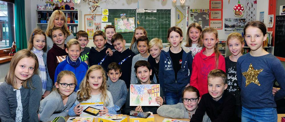 Der Gewinner mittendrin: Jannes, 9 Jahre alt, aus Kladow, hier inmitten seiner Klasse.