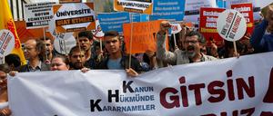 In der Türkei wird im September 2016 gegen die Suspendierung von Wissenschaftlern demonstriert. 