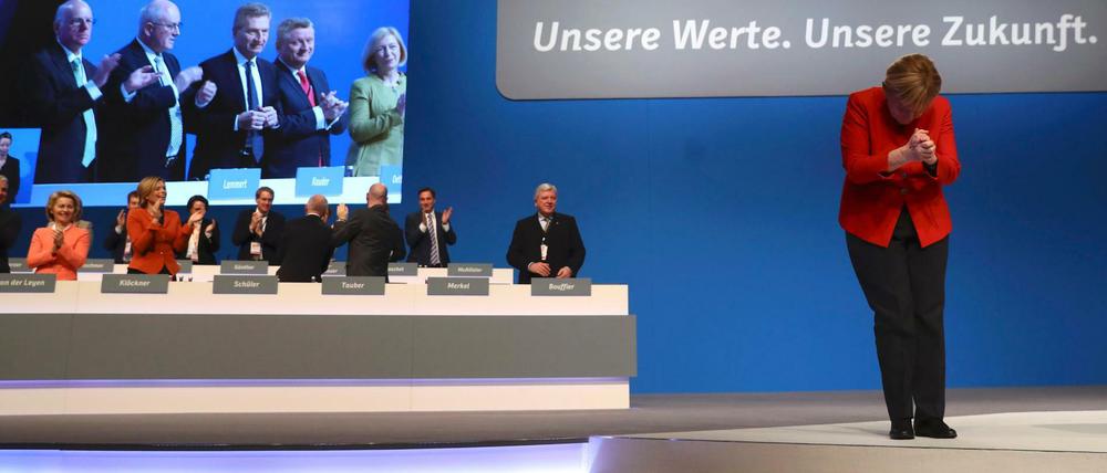 Dank für die Zustimmung: Die im Amt bestätigte CDU-Chefin Angela Merkel (rechts)
