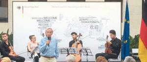 Premiere. Michael Naumann moderierte den ersten öffentlichen Auftritt der Studierenden der Barenboim-Said Akademie beim „Tag der Offenen Tür“ im August 2016 im Auswärtigen Amt. Es spielten junge Studierende aus Israel, Palästina und der Türkei.