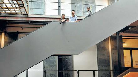 Pioniere. Die Studierenden Miri Saadon (Israel) und Mohamed Aly (Ägypten) mit Dekan Mena Mark Hanna im Treppenhaus der Akademie.