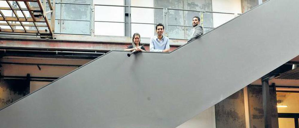 Pioniere. Die Studierenden Miri Saadon (Israel) und Mohamed Aly (Ägypten) mit Dekan Mena Mark Hanna im Treppenhaus der Akademie.