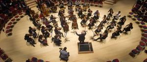 Daniel Barenboim dirigiert am 8. Dezember 2016 zur Eröffnung der Barenboim-Said Akademie im Pierre Boulez Saal das West-Eastern Divan Orchestra.