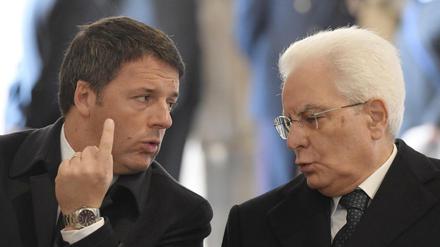 Italiens Noch-Staatspräsident Sergio Mattarella (r) und Ministerpräsident Matteo Renzi (l).