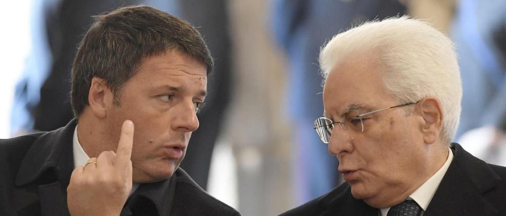 Italiens Noch-Staatspräsident Sergio Mattarella (r) und Ministerpräsident Matteo Renzi (l).
