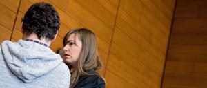 Der Fahrdienstleiter Michael P. unterhält sich im Sitzungssaal des Landgerichts mit seiner Anwältin.