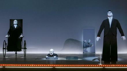 Szene mit Martin Schneider (als Hamm), Juergen Holtz (als Nagg) und Georgios Tsivanoglou (als Clov) in Robert Wilsons Beckett-Inszenierung "Endspiel" am Berliner Ensemble  