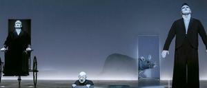 Szene mit Martin Schneider (als Hamm), Juergen Holtz (als Nagg) und Georgios Tsivanoglou (als Clov) in Robert Wilsons Beckett-Inszenierung "Endspiel" am Berliner Ensemble  