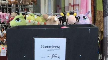 "Wir sollten darüber sprechen, was entfernt werden muss: Touristenfallen, Bratwurstbuden, Heizpilzwälder, Trabisafariagenturen, Pelzmützenstände, all die hingekotzten Trödelhöllen."