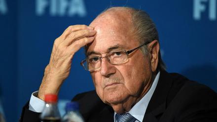 Muss draußen bleiben. Joseph Blatter ist weiter von allen Fußball-Aktivitäten ausgeschlossen.
