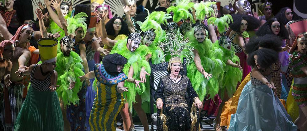 Szene aus Barrie Koskys Inszenierung "Die Perlen der Cleopatra" an der Komischen Oper Berlin. Vorne: Dagmar Menzel.  