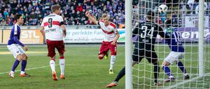 Timo Baumgartl (Bildmitte) trifft zum 1:0 für Stuttgart. Das war dann schon die halbe Miete für den VfB in Aue.