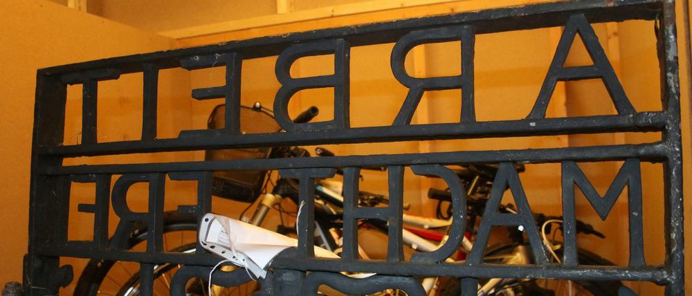 Ein besonderer Fund. Die norwegische Polizei hat offenbar das gestohlene Tor der KZ-Gedenkstätte gefunden.