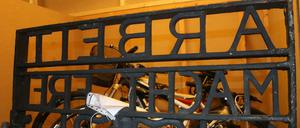 Ein besonderer Fund. Die norwegische Polizei hat offenbar das gestohlene Tor der KZ-Gedenkstätte gefunden.