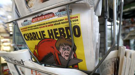 Die erste deutschsprachige Ausgabe des französischen Satiremagazins «Charlie Hebdo» nimmt sich sowohl Bundeskanzlerin Angela Merkel (CDU) als auch AfD-Bundesvorsitzende Frauke Petry vor.