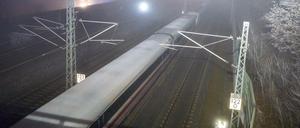 Ein ICE aus Köln steht bei Dallgow-Döberitz (Brandenburg) auf den Gleisen.