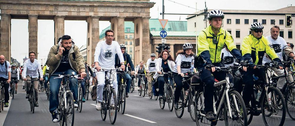 Eine Gedenkfahrt - organisiert von Aktivisten des Volksbegehren Fahrrad.