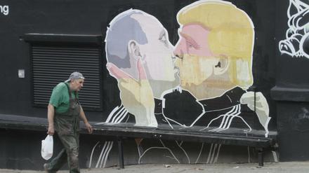 Ein Graffiti in Litauen zeigt Wladimir Putin und Donald Trump. 