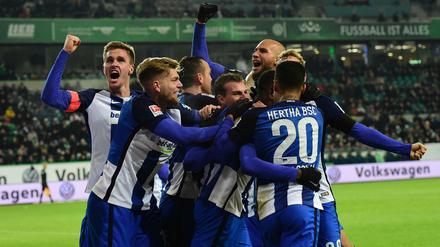 So jubelt eine Spitzenmannschaft. Die Berliner holten in Wolfsburg zweimal einen Rückstand auf und gewannen am Ende 3:2