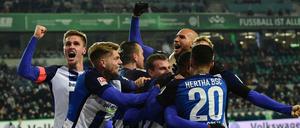So jubelt eine Spitzenmannschaft. Die Berliner holten in Wolfsburg zweimal einen Rückstand auf und gewannen am Ende 3:2
