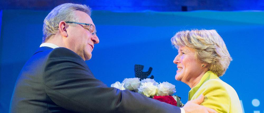 Der ehemalige CDU-Landesvorsitzende Frank Henkel gratuliert seiner Nachfolgerin, Kulturstaatsekretärin Monika Grütters, zur Wahl.