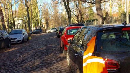 Kein Gegenverkehr möglich: Die Stubenrauchstraße in Zehlendorf. Und doch führt hier seit August 2016 der Verkehr der Mühlenstraße durch, da dort Arbeiten an Rohrleitungen durchgeführt werden 