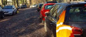 Kein Gegenverkehr möglich: Die Stubenrauchstraße in Zehlendorf. Und doch führt hier seit August 2016 der Verkehr der Mühlenstraße durch, da dort Arbeiten an Rohrleitungen durchgeführt werden 