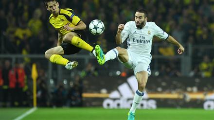 Luftig. Dortmunds Raphael Guerreiro (l) und Madrids Dani Carvajal versuchen an den Ball zu kommen. 