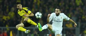 Luftig. Dortmunds Raphael Guerreiro (l) und Madrids Dani Carvajal versuchen an den Ball zu kommen. 