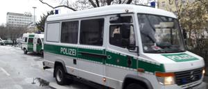 Die Polizei beim Einsatz in der Gneisenaustraße. 