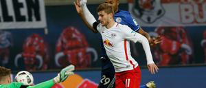 Gleich hebt er ab. Timo Werner (Mitte) kurz vor seiner Schwalbe im Spiel gegen Schalke 04. 