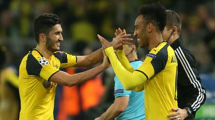 Mehr Wechsel erlaubt, bald auch international? Die Dortmunder Pierre-Emerick Aubameyang (r) und Nuri Sahin. 