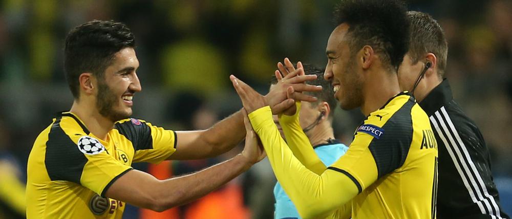 Mehr Wechsel erlaubt, bald auch international? Die Dortmunder Pierre-Emerick Aubameyang (r) und Nuri Sahin. 