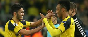 Mehr Wechsel erlaubt, bald auch international? Die Dortmunder Pierre-Emerick Aubameyang (r) und Nuri Sahin. 