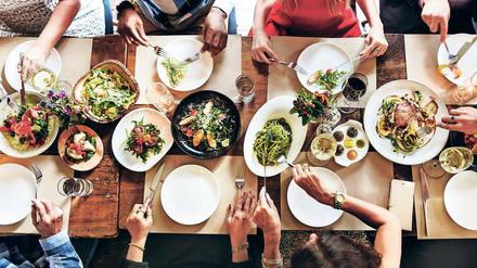 Nicht genug Geschirr im Haus? Der Nachbar verleiht sicher gerne ein paar Schüsseln fürs Abendessen mit Freunden. 