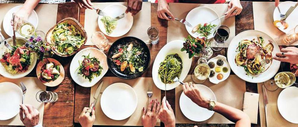 Nicht genug Geschirr im Haus? Der Nachbar verleiht sicher gerne ein paar Schüsseln fürs Abendessen mit Freunden.