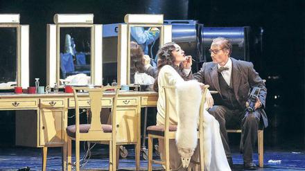 Lescaut (Roman Trekel) und seine Schwester Manon (Anna Nechaeva)