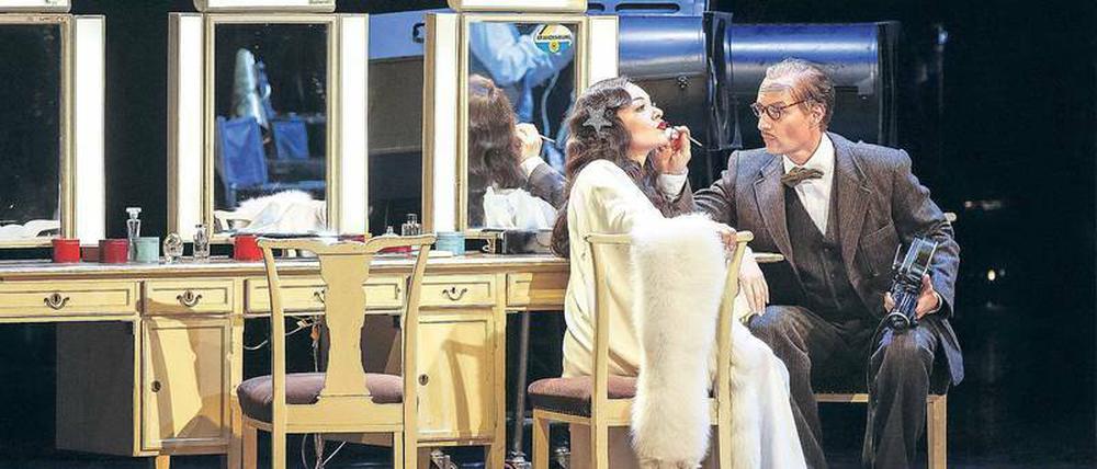 Lescaut (Roman Trekel) und seine Schwester Manon (Anna Nechaeva)