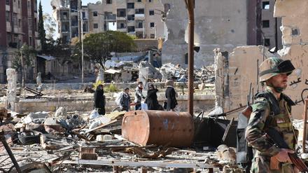 Aleppo am Dienstag: Ein Soldat der syrischen Armee im Vordergrund. 