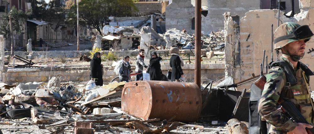 Aleppo am Dienstag: Ein Soldat der syrischen Armee im Vordergrund.