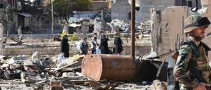 Aleppo am Dienstag: Ein Soldat der syrischen Armee im Vordergrund. 