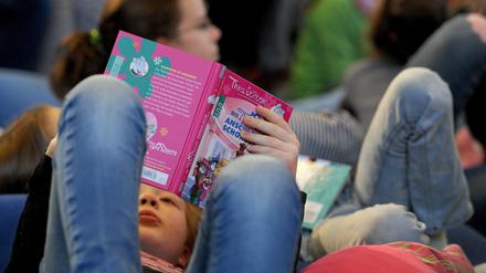 Lesen hilft. Wenn die Kleinen anfangen, Buchstaben zusammenzuziehen, wird die Welt auf eine andere Art neu entdeckt - das kann das Eltern manchmal auch in Erklärungsnot bringen. 
