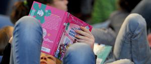 Lesen hilft. Wenn die Kleinen anfangen, Buchstaben zusammenzuziehen, wird die Welt auf eine andere Art neu entdeckt - das kann das Eltern manchmal auch in Erklärungsnot bringen.