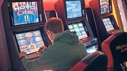 Ohne Bestandsschutz: Seit Juli gelten schärfere Regeln für Berlins Spielhallen. Doch sie umzusetzen, ist schwierig. Und nicht alle Casinos sind offiziell als solche registriert.
