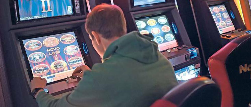 Ohne Bestandsschutz: Seit Juli gelten schärfere Regeln für Berlins Spielhallen. Doch sie umzusetzen, ist schwierig. Und nicht alle Casinos sind offiziell als solche registriert.