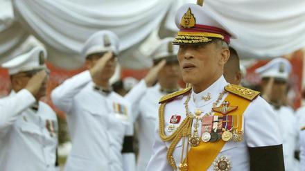 Der thailändische Kronprinz Maha Vajiralongkorn bei einer Zeremonie im Wat Benchamabophit Dusitvanaram Tempel in Bangkok.