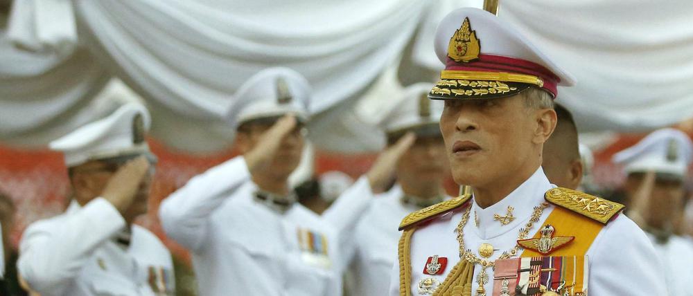 Der thailändische Kronprinz Maha Vajiralongkorn bei einer Zeremonie im Wat Benchamabophit Dusitvanaram Tempel in Bangkok.