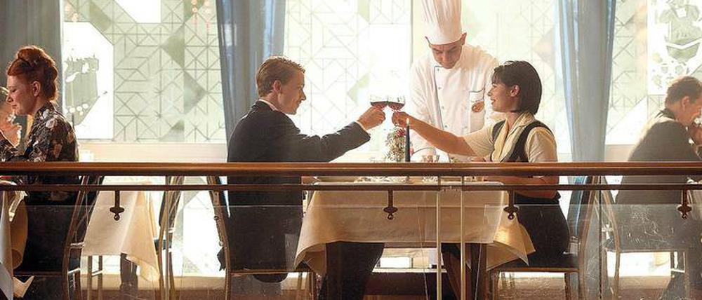 Prösterchen! Der reiche Fabrikantensohn Godehard van Keuken (Daniel Strässer) eröffnet Hilla (Anna Fischer) die Tür zu einer anderen Welt.