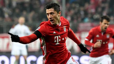Robert Lewandowski vom FC Bayern München jubelt nach seinem 1:0-Treffer.