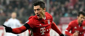 Robert Lewandowski vom FC Bayern München jubelt nach seinem 1:0-Treffer.